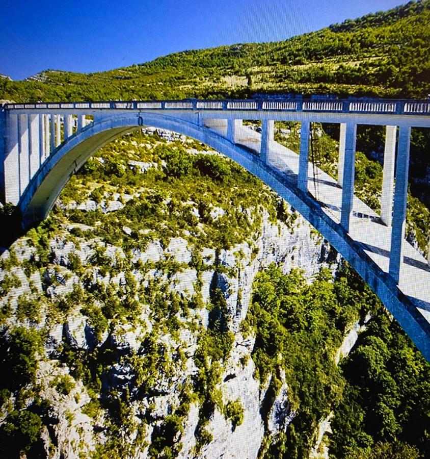 Le Refuge Lägenhet Montmeyan Exteriör bild
